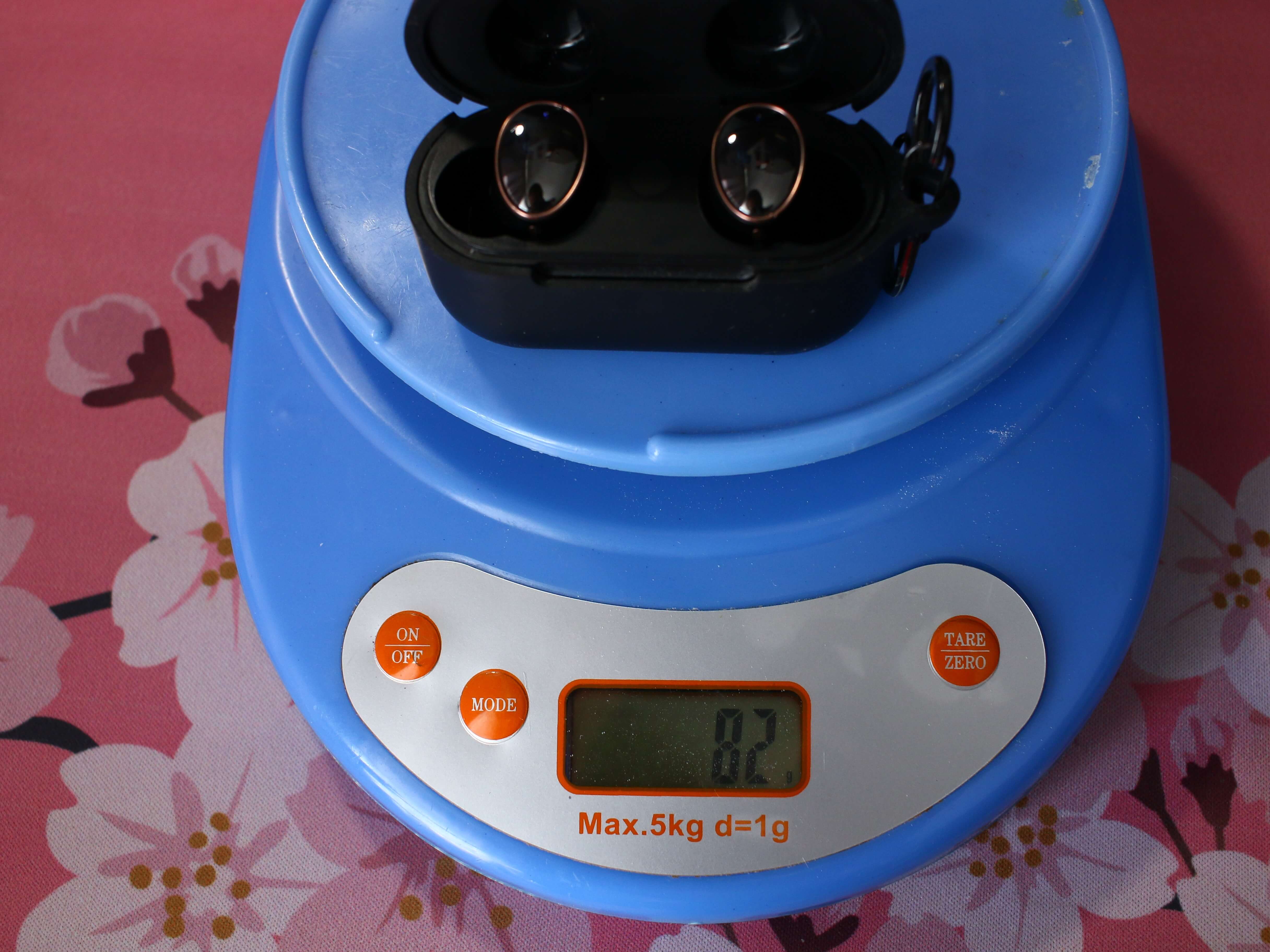 Вес кейса с наушниками 1MORE EVO и в силиконовом чехле (погрешность 1 грамм)