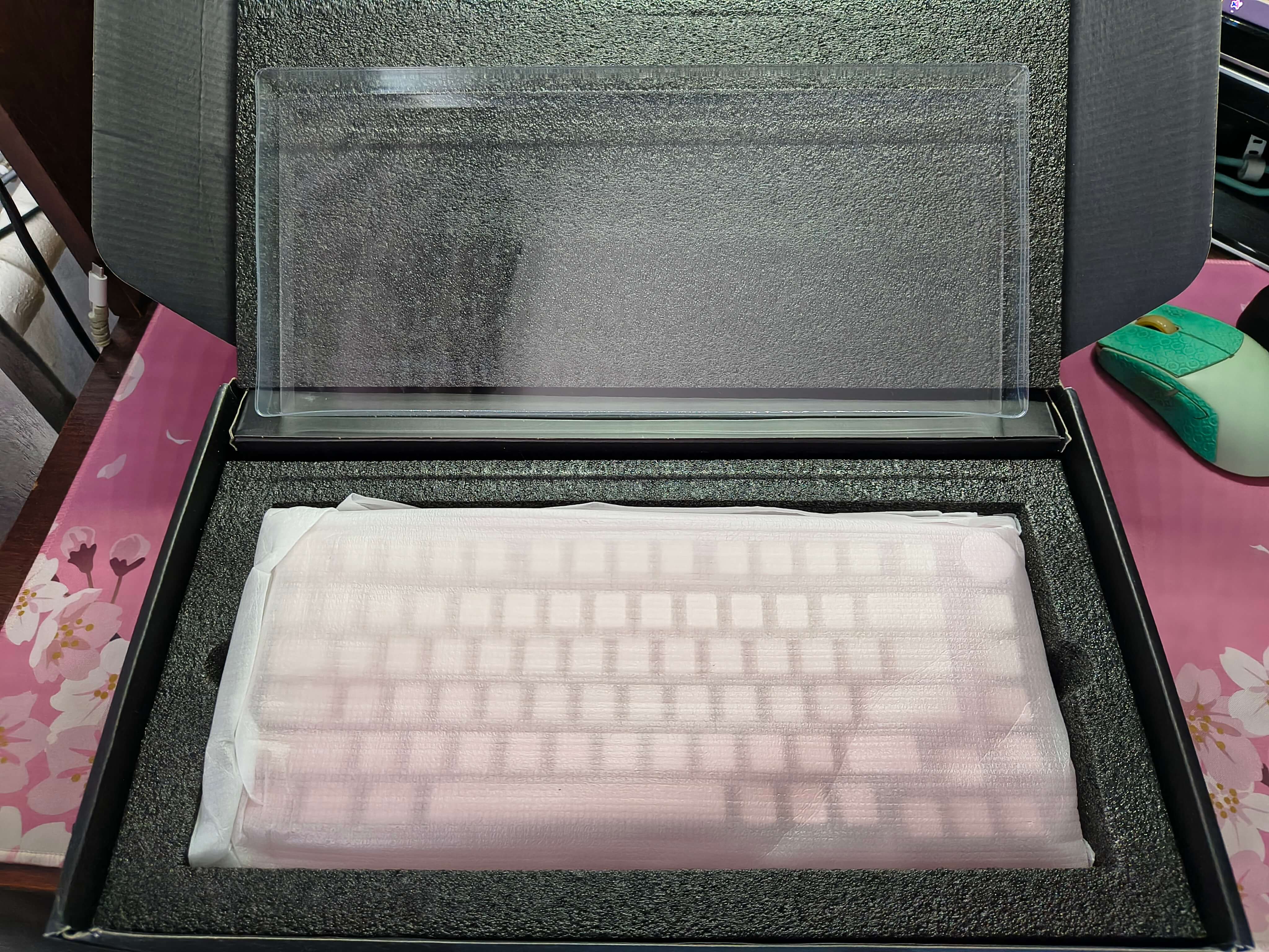 И, собственно, под слоем пенки нас встречает клавиатура